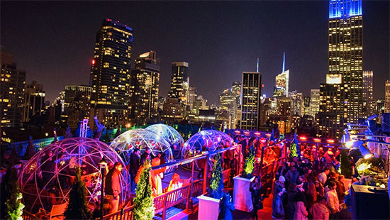 atmosfera suggestiva in un rooftop bar di New York