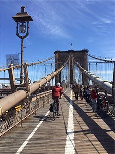 attraversare il ponte di brooklyn in bicicletta