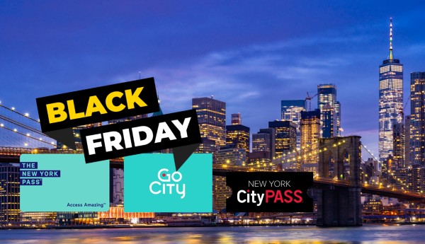 Collage fotografico con lo skyline di Manhattan sullo sfondo sovrapposta ai loghi dei pass per New York e la scritta Black Friday