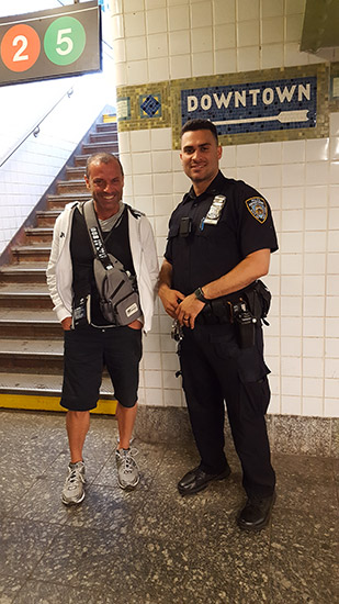 foto turistica con agente della NYPD