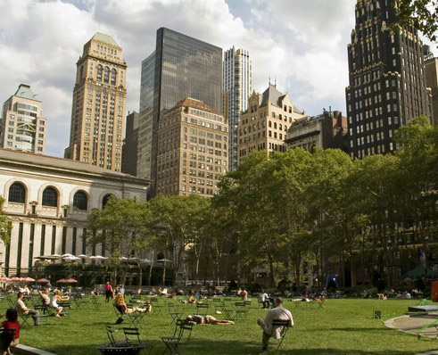 Vista del Bryant Park a New York circondato dai grattacieli