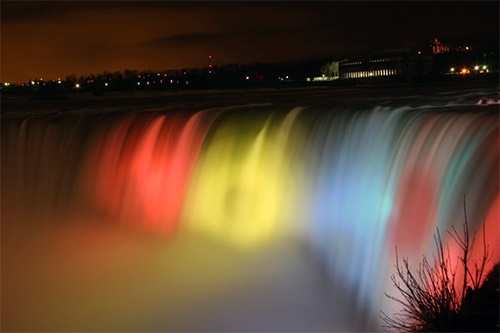 cascate del Niagara illuminate di notte