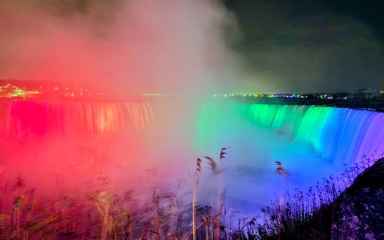 Cascate del Niagara di notte, illuminate di un arcobaleno di colori