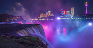 Cascate del Niagara illuminate di notte