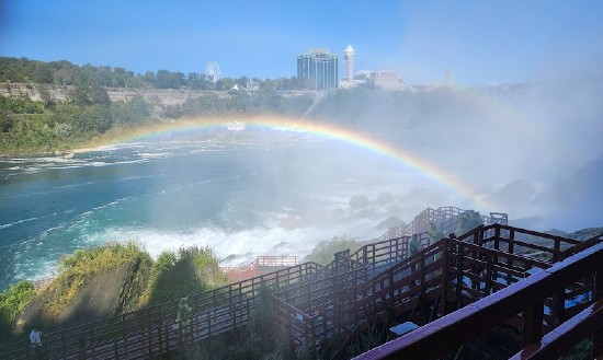 Vista sulle cascate del Niagara sormontate da un arcobaleno dal percorso Cave of the Winds