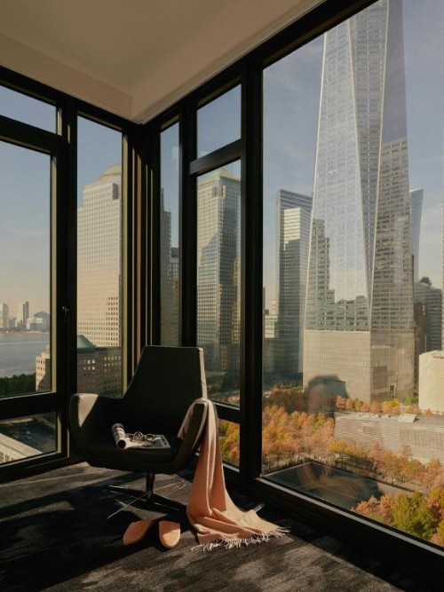 Vista panoramica su One WTC e memoriale 11 settembre da una delle camere dell'hotel Cloud One