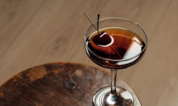 Immagine della preparazione tipica del cocktail Manhattan