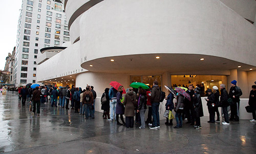 coda al museo guggenheim quando piove