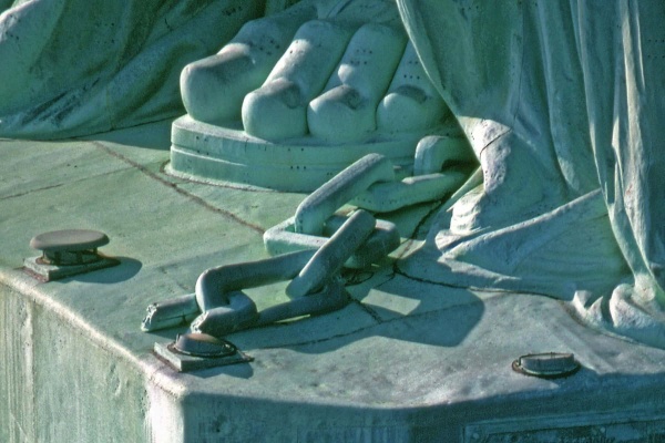 Un dettaglio dei piedi della Statua della Libertà