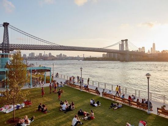 vista di Manhattan dal Domino Park di Brooklyn