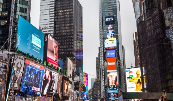 L'edificio One Times Square, facilmente riconoscibile grazie alla sua posizione centrale e ai pannelli pubblicitari