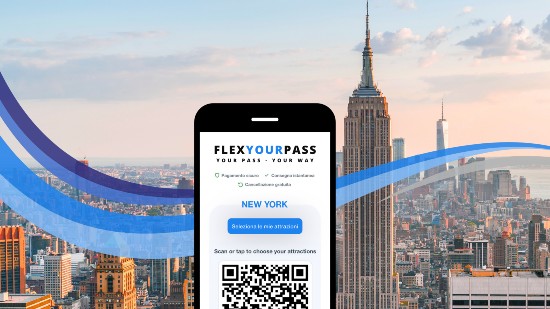 Flex Your Pass New York, screenshot da smartphone in primo piano e veduta panoramica di New York sullo sfondo