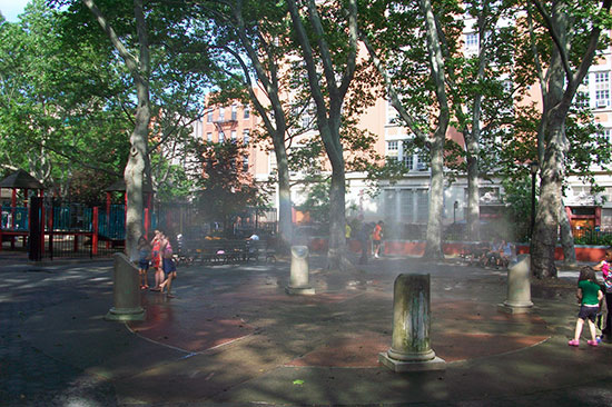 Fontane d'acqua all'Houston Playground Park di Bowery