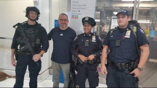 Foto con gli agenti della polizia di New York