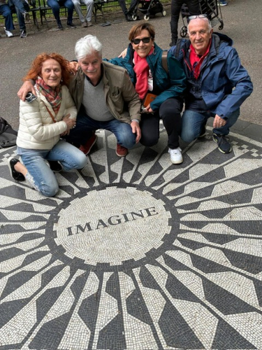 Foto di gruppo al memoriale "Imagine" per John Lennon, a Central Park