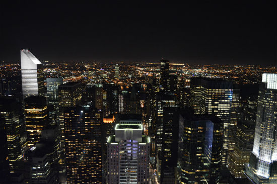 foto panoramica notturna di new york dal top of the rock