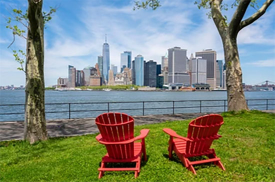 Governors Island in estate con vista su New York