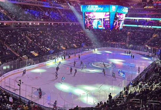 Madison Square Garden gremito per una partita di hockey su ghiaccio dei Rangers