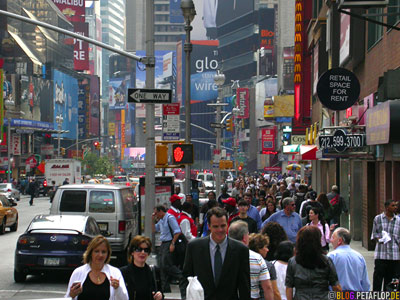 La folla di gente sui marciapiedi di New York