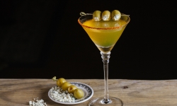Classica immagine iconica di un Martini Cocktail con sale e olive