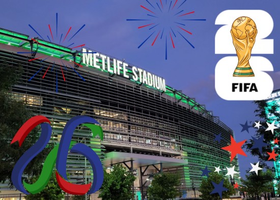 I simboli del Mondiale di Calcio FIFA 2026 sovrapposti a un'immagine esterna del MetLife Stadium di New York dove si gioca la finale