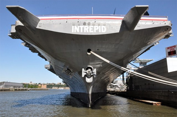 La nave Intrepid, attrazione principale dell'omonimo museo di New York.