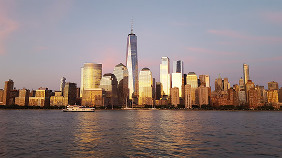 panorama di Manhattan dalla crociera al tramonto