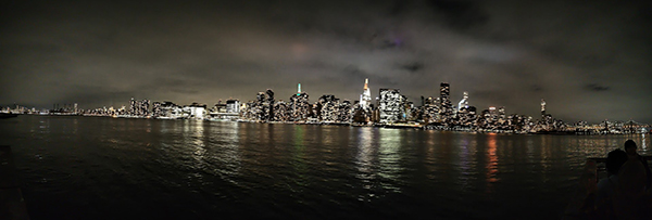 panoramica notturna dello skyline di Manhattan dal Gantry Park
