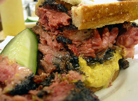 Il pastrami di Katz Delicatessen