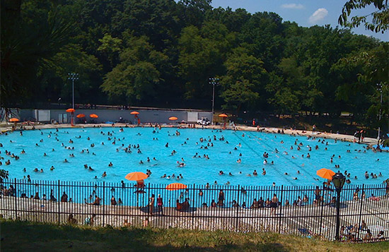 piscina esterna Lasker Pool dentro a Central Park