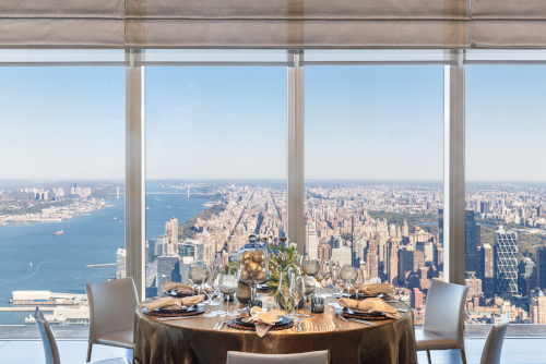 Vista panoramica da un tavolo del ristorante Peak at Hudson Yards, orientato verso nord Manhattan
