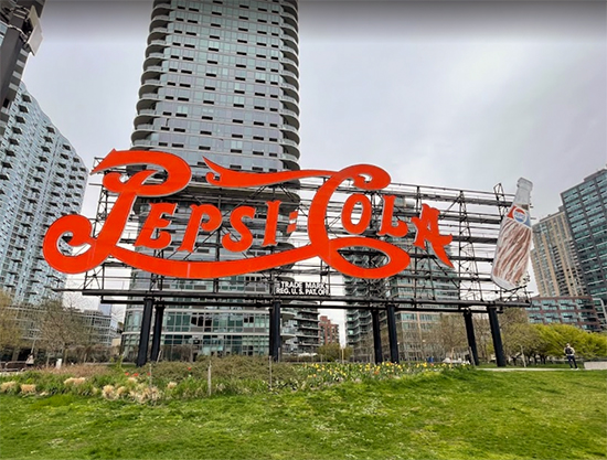 Scritta Pepsi-Cola al Gantry Park di New York