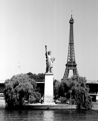 La Statua della Libertà a Parigi