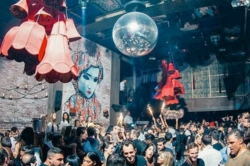 Scena di pieno intrattenimento all'interno del nightclub Tao Downtown a New York City con tante persone che ballano
