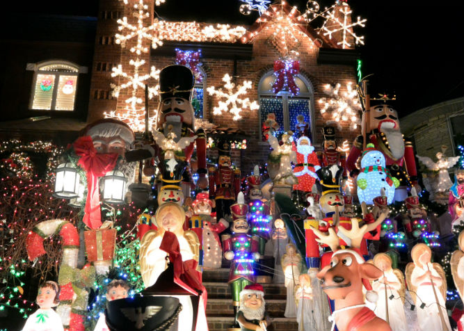 Tour delle luci di Natale a Dyker Heights, New York