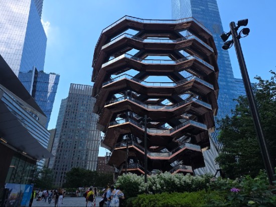 La piazza di Hudson Yards con la struttura originale di The Vessel