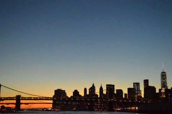 vista serale di New York dal battello