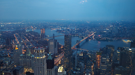 Vista serale di New York dall'osservatorio panoramico della Freedom Tower