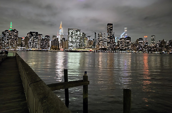 vista skyline Manhattan dai moli del Gantry Plaza State Park
