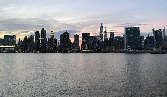 Vista panoramica di Manhattan dal Gantry Park all'inizio del tramonto