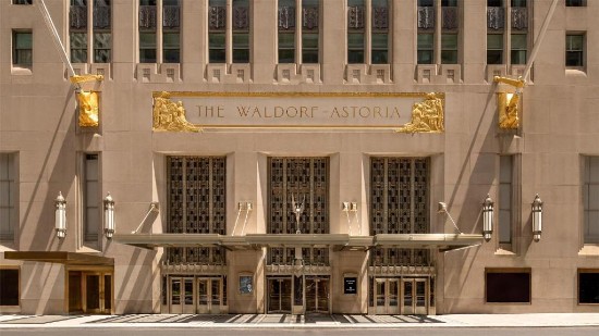 L'ingresso dell'Hotel Waldorf Astoria a New York