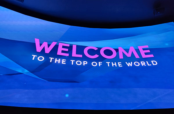 Il messaggio Welcome to the top of the world negli schermi multimediali