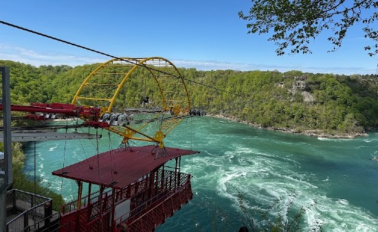 La Whirlpool Aero Car in procinto di avvicinarsi sopra le rapide